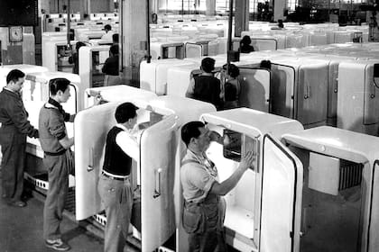 Terminación y prueba de heladeras familiares en la fábrica Siam Di Tella en Avellaneda, en 1957