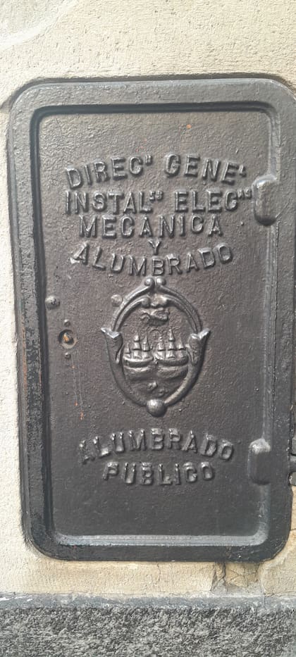 Tapa de Alumbrado Público, con el antiguo logo de la Ciudad (foto: @cronistadetuciudad)