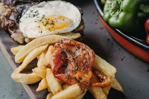 Tapa de asado con papas rústicas y huevo