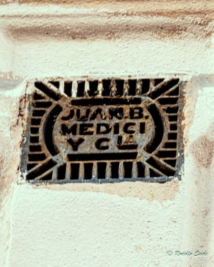 Tapa de la empresa de desagües Juan B. Medici (foto gentileza @rodolfoseide)