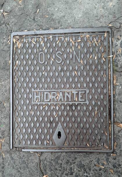 Tapa de las cajas hidrantes de Obras Sanitarias de la Nación, dispuestas para combatir incendios foto: @cronistadetuciudad)