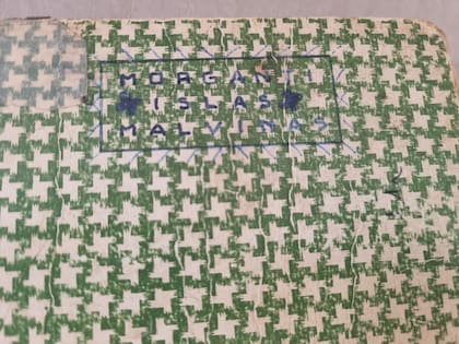Tapa del cuaderno en el que se advierte el apellido del conscripto Clase 1963 Morganti y debajo las palabras "Islas Malvinas". (Cortesía Mariana Morganti)