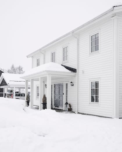 Tapada de nieve, la casa se pierde en el paisaje.