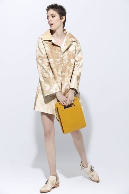 Tapado corto (Prüne, $15.900), botinetas con hebilla (Prüne, $5490), minifalda (Etiqueta Negra, $2900), remera escote en V (Uma, antes $990 ahora $600), cartera rectangular (Mishka, antes $5940 ahora $4580)