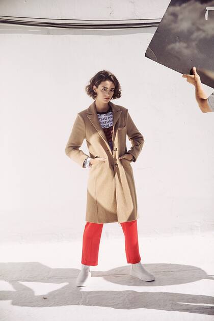 Tapado de lana (Giesso), remera estampada y pantalón recto (Uma), botitas de cuero (Prüne)