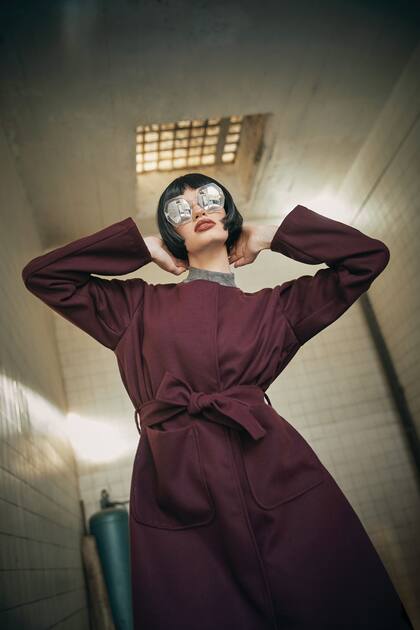 Tapado de paño con lazo y broches a presión (Vero Alfie) y media polera de lana canalada (Renner). Anteojos XL espejados (Vulk)