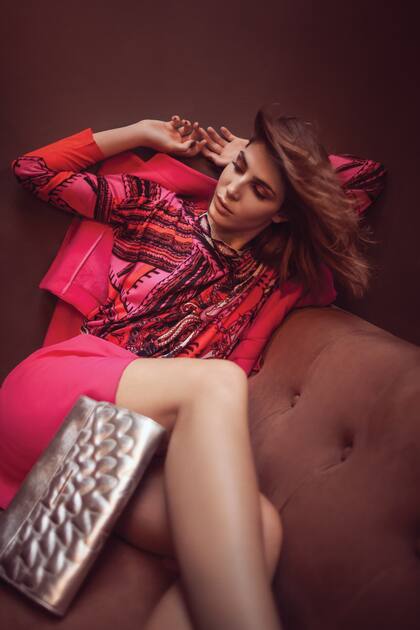 Tapado de paño (Jazmín Chebar), falda (Vitamina), suéter estampado (Custo Barcelona), sobre de cuero (Uma)