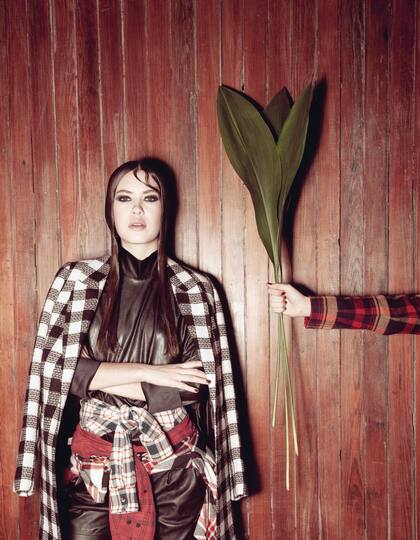 Tapado ($ 2690, Ver), polera de cuero ecológico ($ 2148, Ayres), camisas atadas ($ 1980, $ 1599 y $1996, Wanama, Lee y Giesso), shorts de cuero ($ 5986, Giesso)