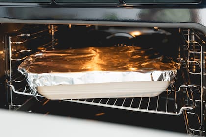 Tapar la carne en el horno con papel aluminio ayuda a que conserve sus jugos