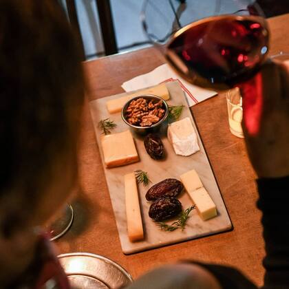 Tapeo y cata de vinos.