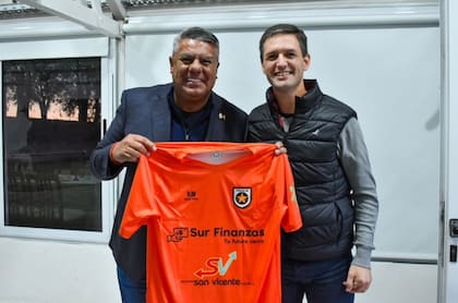 Tapia, con la camiseta de Estrella del Sur en sus manos, junto a Mantegazza
