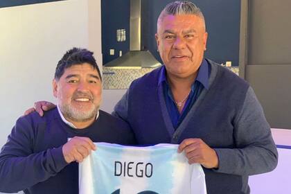 Tapia, con Maradona: Gimnasia, el equipo dirigido por Diego, fue uno de los beneficiados con la suspensión de los descensos