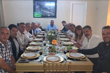 Tapia en la cabecera, flaqueado por Ameal y Tinelli en la reunión del martes a la noche.