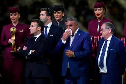 Tapia, en la premiación; de San Juan a codearse en Qatar con el presidente de Francia, Emmanuel Macron.