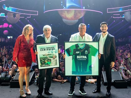 Tapia en una fiesta sindical con los Moyano (ARCHIVO)