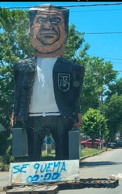 Tapia fue representado con dos valijas, en medio de las sospechas por el gigantesco manejo de dinero de AFA y las propiedades suntuosas que no tienen explicación.