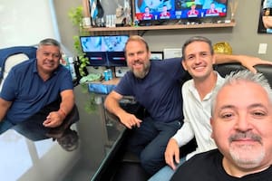 Tapia exhibió el apoyo de dos intendentes ligados al fútbol y la Ceamse