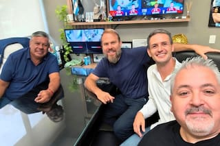 Tapia exhibió el apoyo de dos intendentes ligados al fútbol y la Ceamse