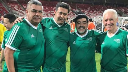 Tapia junto a Angelici, Maradona y Víctor Blanco