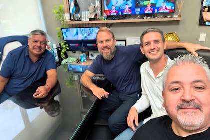 Tapia junto a los intendentes Gastón Granados (Ezeiza) y Nicolás Mantegazza (San Vicente). Completa el cuadro el presidente de Yupanqui, Dante Majori