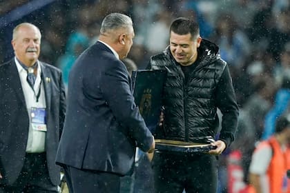 Tapia le entrega a Riquelme una placa por su pasado en la selección argentina