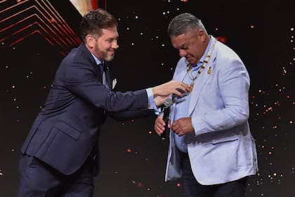 Tapia recibe una condecoración de parte del presidente de la Conmebol, Alejandro Domínguez, durante el homenaje a los campeones del mundo en Luque, Paraguay