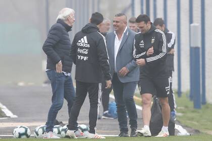 Tapia, Scaloni y César Luis Menotti en el predio de Ezeiza: el proyecto actual de Selecciones continuará hasta 2026