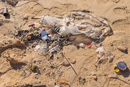 Tapitas de plástico, bolsas descartables y colillas de cigarrillos contaminan las playas en toda la costa bonaerense