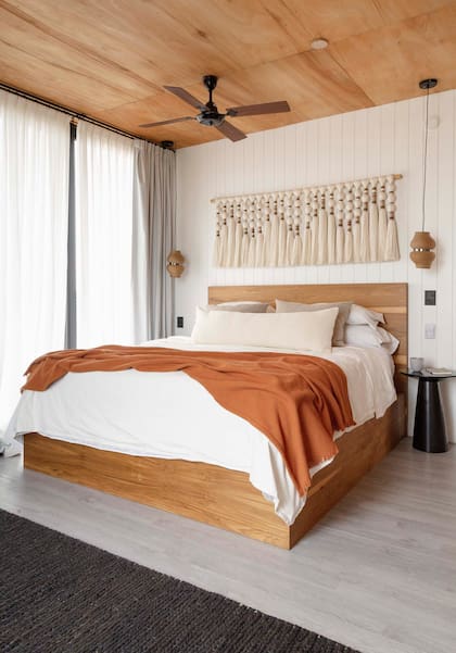 Tapiz (Cristina Codern). Mesas de noche y cama (Inés Coviello) con ropa a medida (Maru Bardó).