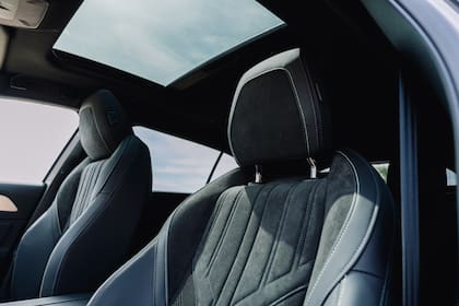 Tapizados confeccionados en cuero Alcántara, y el techo solar eléctrico.