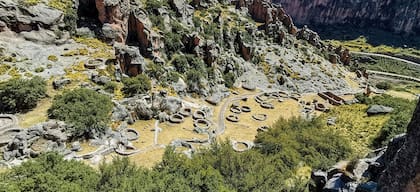 T'aqrachullo está lleno de ruinas de fuentes, viviendas y templos