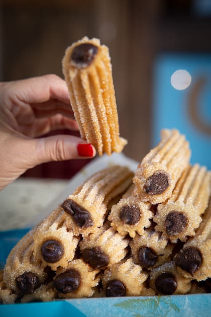 Taquería y churrería en un mismo lugar, con variedad de tacos mexicanos y churros rellenos