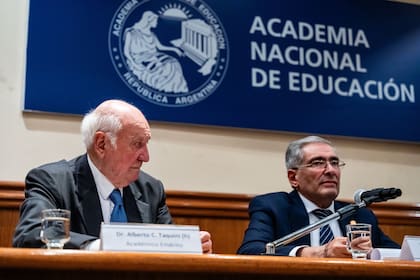Taquini (izq.), junto al presidente de la ANE, José María La Greca (der.)