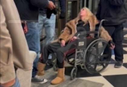 Tara Reid fue retirada en silla de ruedas del hotel