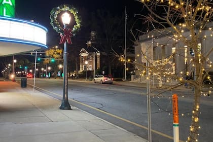 Tarboro de noche, un pueblo tranquilo con una arquitectura histórica.