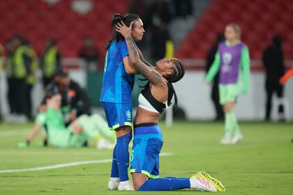 Tarciane, que se había hecho un gol en contra insólito, le agradece a Marta la importancia de sus goles y lo que significa para Brasil (y el fútbol femenino).