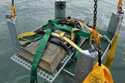 Tardaron dos horas para retirar las losas del fondo marino