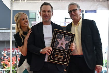 Tardó, pero llegó: medio siglo después de dar sus primeros pasos en Hollywood, Christian Slater tiene su propia estrella en el Paseo de la Fama. En la ceremonia, el actor estuvo acompañado por sus amigos Sarah Michelle Gellar y el director Michael Lehmann