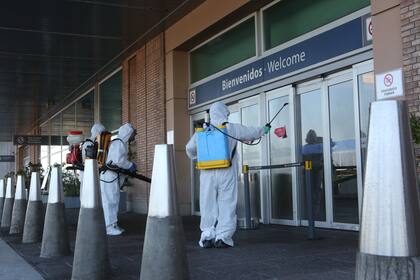 Tareas de desinfección en el Aeropuerto Francisco Gabrielli de Mendoza