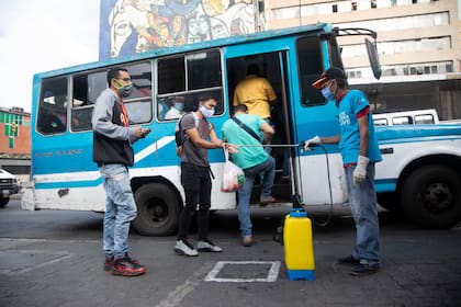 Tareas de desinfección por el coronavirus en un transporte de Caracas