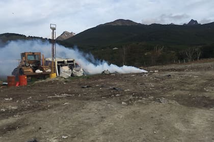 Tareas de fumigación en el relleno sanitario