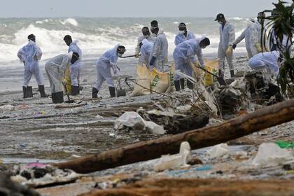 Tareas de limpieza en las playas de Sri Lanka