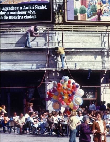Tareas de refacción en la fachada de La Biela en 1983
