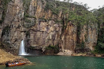 Tareas de rescate a cargo del Departamento de Bomberos de Minas Gerais luego de la caída de una roca de un acantilado y alcanzando a lanchas con turistas.