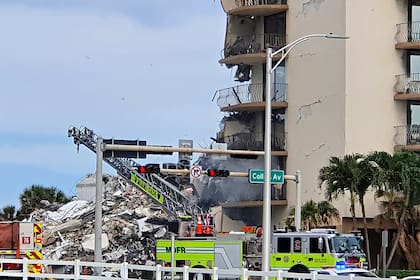 Tareas de rescate en el edificio derrumbado de Miami-Dade