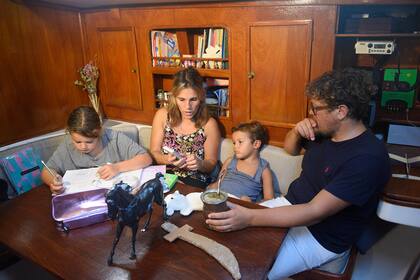 Tareas y mates a la hora de la merienda en el barco que habitan Andrés, Johanna y sus hijos Paco y Juana