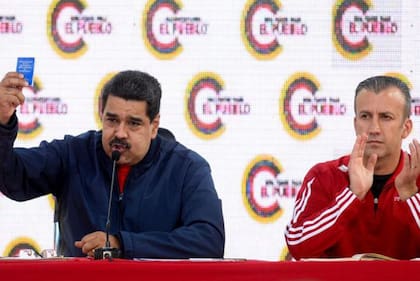Tareck El Aissami junto a Nicolás Maduro