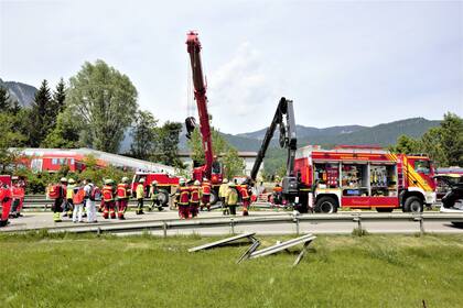 Tares de los socorristas en Garmisch-Partenkirchen. Photo: Josef Hornsteiner/Garmisch-Partenkirchner Tagblatt/dpa