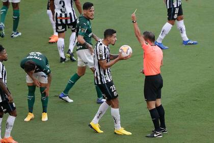 La primera tarjeta amarilla que mostró el árbitro Patricio Loustau fue a Lucas Verissimo, de Santos.