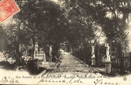 Tarjeta postal del camino con estatuas diseñado por Carlos Thays en el porteño parque Lezama.